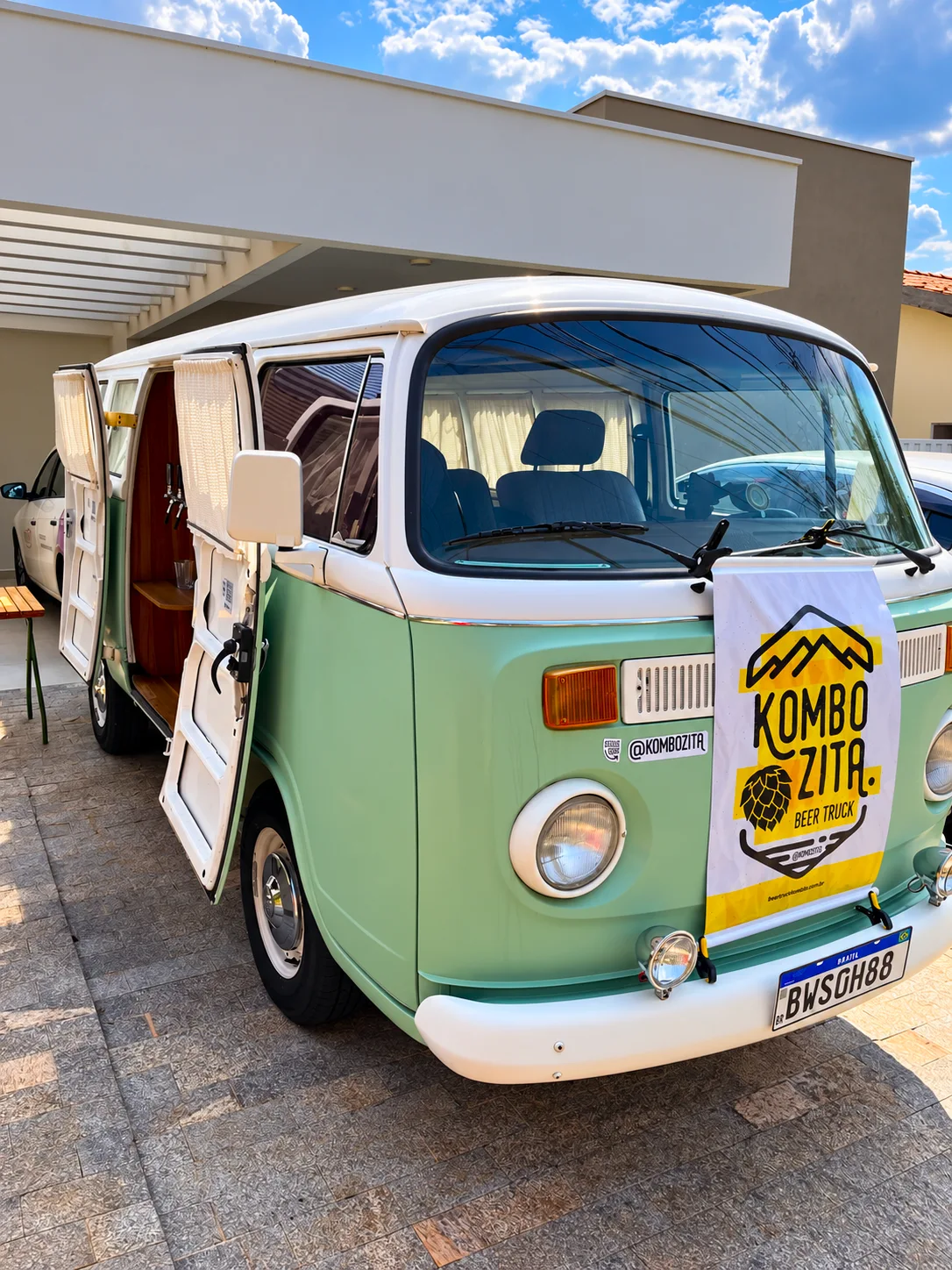 Kombi verde-menta vista de frente